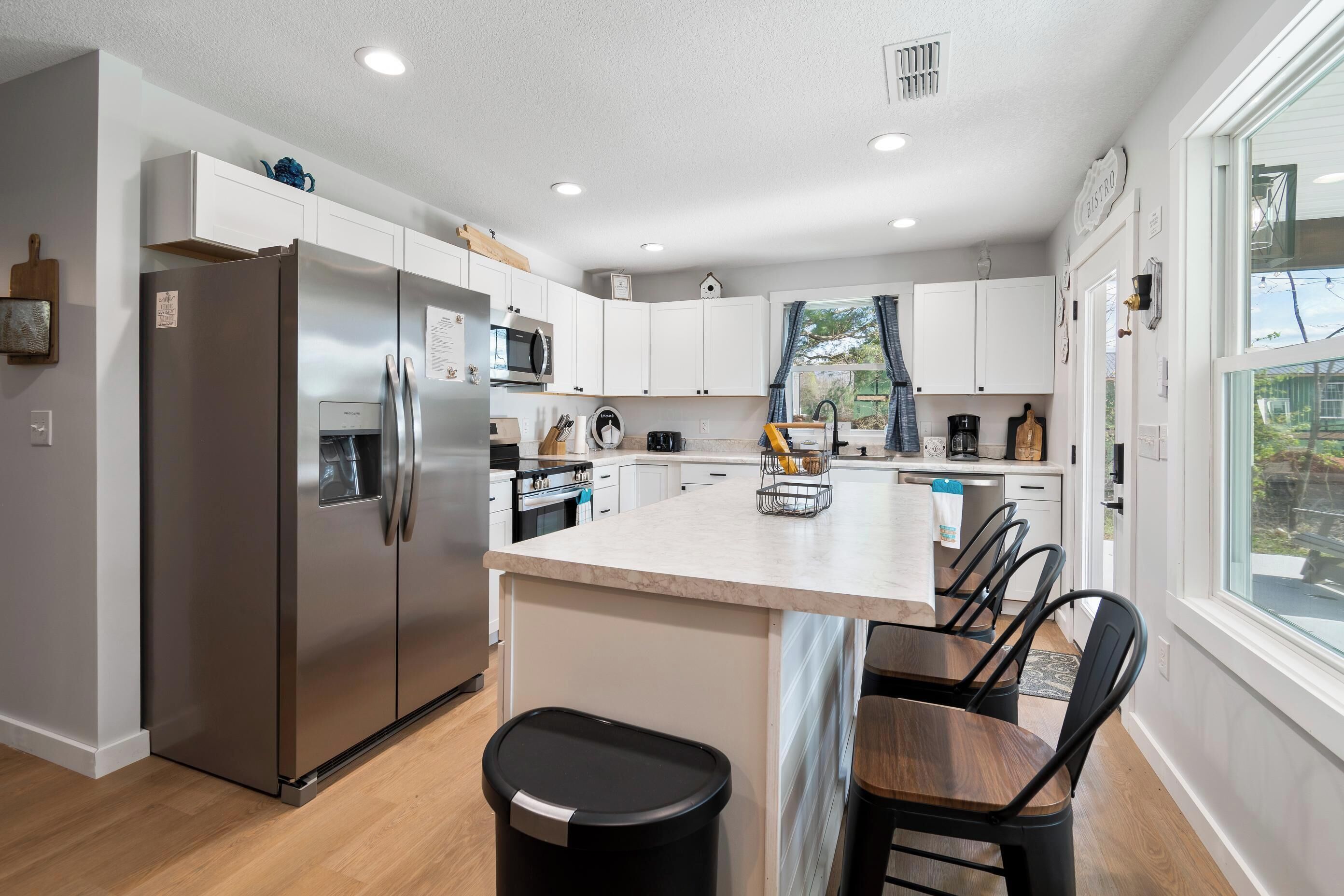 Geladeira, micro-ondas, fogão, cooktop