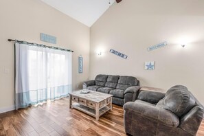 Stadtwohnung, Mehrere Betten (Coral Retreat) | Wohnbereich | Fernseher