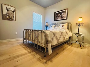 3 bedrooms, free WiFi, bed sheets - Charming 3 bedroom Farmhouse with amazing views in Whitesboro, Texas. (Whitesboro)