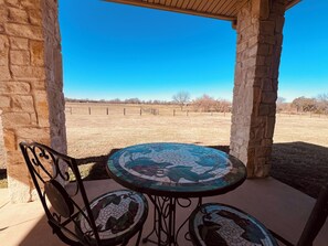 Outdoor dining - Charming 3 bedroom Farmhouse with amazing views in Whitesboro, Texas. (Whitesboro)