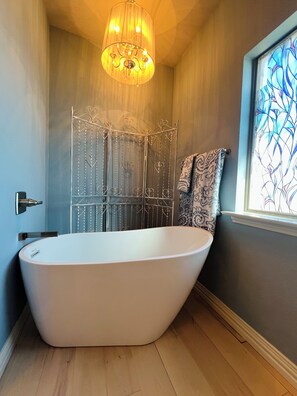 Towels, soap, toilet paper - Charming 3 bedroom Farmhouse with amazing views in Whitesboro, Texas. (Whitesboro)