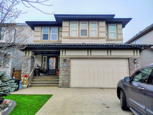 Charming 2-bedroom house with WiFi, fitness room in nice Edmonton