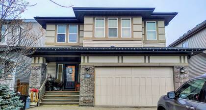 Charming 2-bedroom house with WiFi, fitness room in nice Edmonton