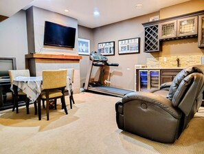 Interior - Charming 2-bedroom house with WiFi, fitness room in nice Edmonton (Edmonton)