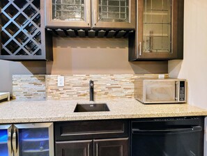 Private kitchen - Charming 2-bedroom house with WiFi, fitness room in nice Edmonton (Edmonton)