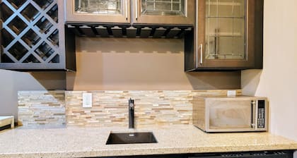 Charming 2-bedroom house with WiFi, fitness room in nice Edmonton