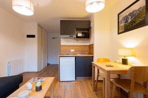Dining - Wifi, balcony, tv, ski locker, 20-25m², Vars (Vars)