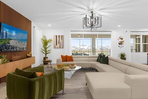 Een televisie en een open haard