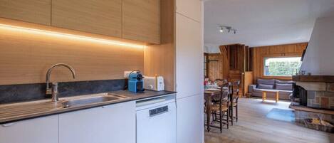 Een koelkast, een magnetron, een oven, een vaatwasser