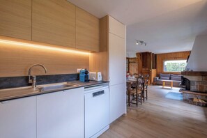 Een koelkast, een microgolfoven, een oven, een vaatwasser
