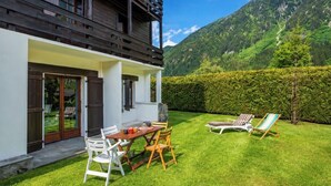 Un bâtiment à deux étages doté d’un patio couvert.