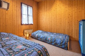 4 slaapkamers, een strijkplank/strijkijzer, wifi, beddengoed