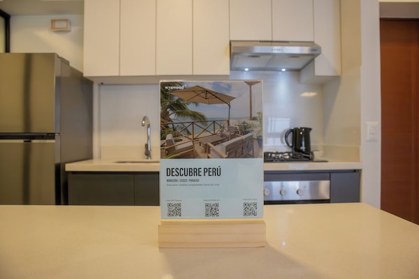 Refrigerador, microondas, horno, utensilios de cocina