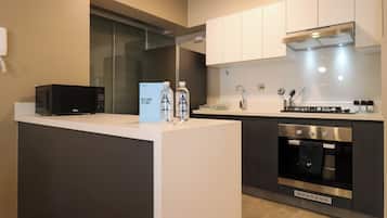 Apartment, 2 Bedrooms (1506) | Private kitchen | Fridge, microwave, oven, cookware/dishes/utensils
