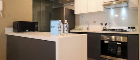 Apartment, 2 Bedrooms (1506) | Private kitchen | Fridge, microwave, oven, cookware/dishes/utensils