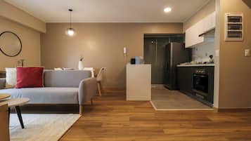 Apartment, 2 Bedrooms (1506) | Living area | 46-inch TV with digital channels