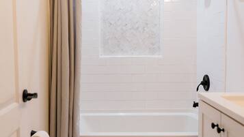 Hårføner, håndklær, såpe og toalettpapir