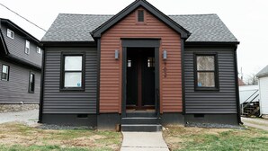 A two-story house with a brown front facade and a black roof. - Goldenrod - Studio in Downtown Lexington (Lexington)