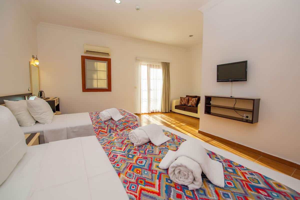 Junior Triple Room | Desk, bed sheets
