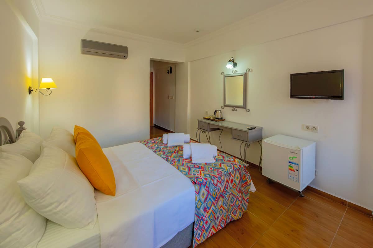 Standard Room | Desk, bed sheets