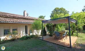 Outdoor dining - Domaine des 3 Rivières. A haven of peace close to St-Émilion Charente Dordogne. (Guitres)