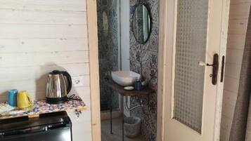 Douche, sĂšche-cheveux, bidet, serviettes fournies
