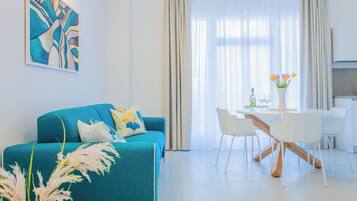 Apartemen Mewah | Area keluarga | TV