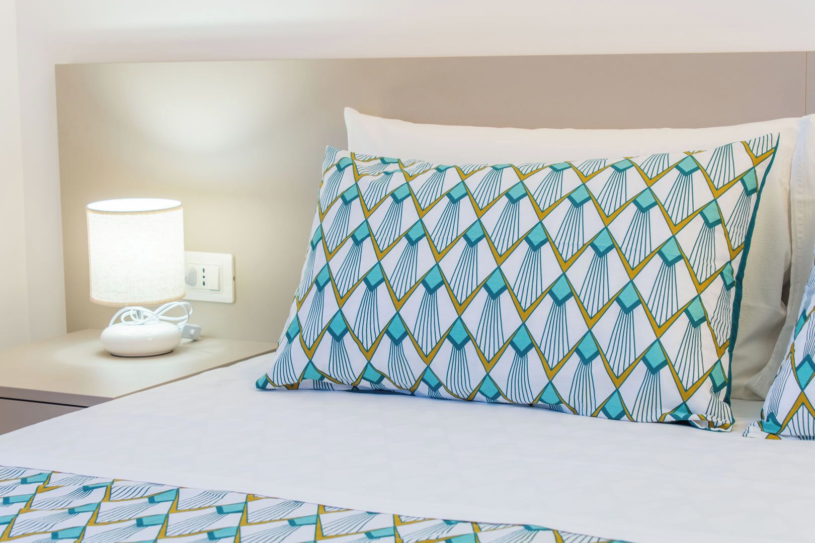 Kamar Double Basic | Meja kerja, tirai kedap cahaya, kedap suara, dan Wi-Fi gratis