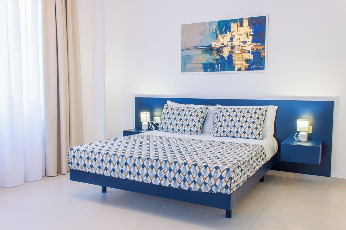 Deluxe Room | Desk, blackout drapes, soundproofing, WiFi (free)