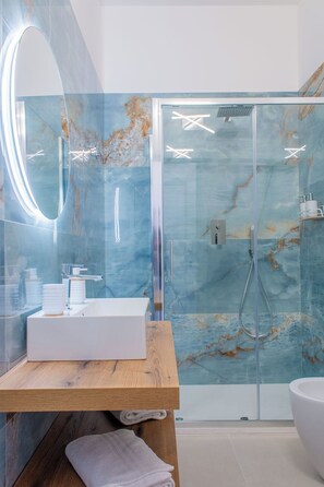 Basic Double Room | Bathroom | Shower, hair dryer, towels, soap - ADAMAS (Trapani)