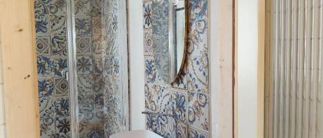 Douche, sèche-cheveux, bidet, serviettes fournies