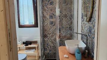 Dusche, Haartrockner, Bidet, HandtĂŒcher