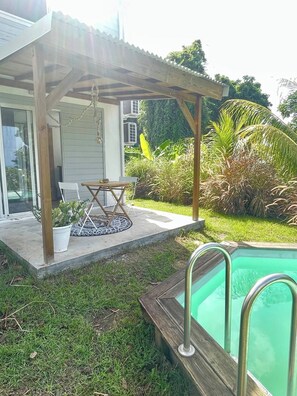 Outdoor dining - Villa Kayooli: Cacao studio, pool and sea view (Trois-Rivières)