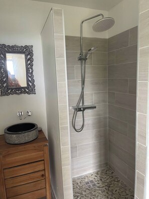 Shower, hair dryer, towels, toilet paper - Villa Kayooli: Cacao studio, pool and sea view (Trois-Rivières)