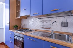 Kjøleskap, ovn, kokeplater og oppvaskmaskin