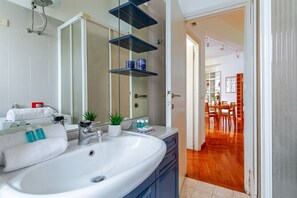 Dusj, hårføner, bidé og håndklær