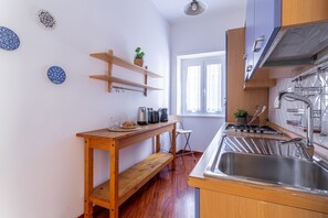 Kjøleskap, ovn, kokeplater og oppvaskmaskin