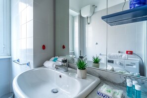 Douche, sèche-cheveux, bidet