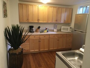 Fridge, microwave, oven, stovetop - Charming 1-bedroom apartment in marvelous Boulder with gardens all around. (Boulder)