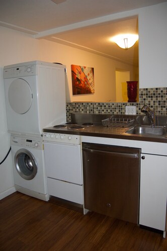 Charming 1-bedroom apartment in marvelous Boulder with gardens all around.