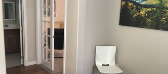 Charming 1-bedroom apartment in marvelous Boulder with gardens all around.