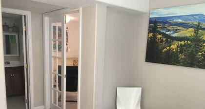 Charming 1-bedroom apartment in marvelous Boulder with gardens all around.