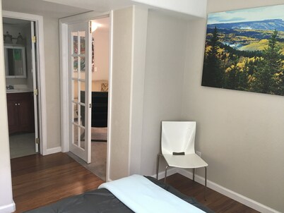 Charming 1-bedroom apartment in marvelous Boulder with gardens all around.