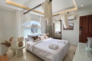 4 bedrooms, iron/ironing board, WiFi, bed sheets