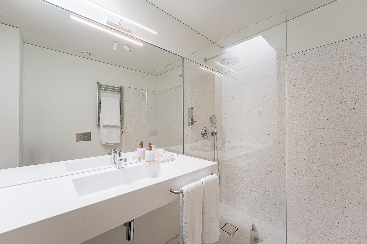 Een douche, een haardroger, handdoeken