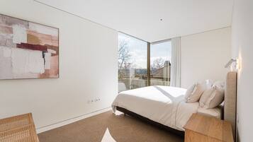 2 多间卧室、熨斗/熨衣板、上网接入、床单