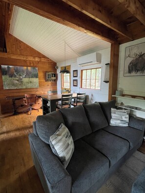 Smart TV, books - Nature lovers retreat! Rustic cabin in the woods close to Ellsworth & Bar Harbor (Ellsworth)