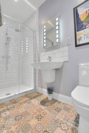 Douche, séchoir à cheveux, serviettes fournies, papier de toilette