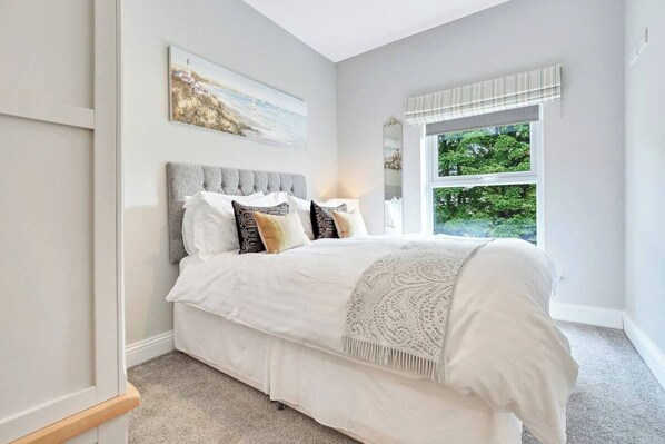 6 bedrooms, iron/ironing board, WiFi, bed sheets