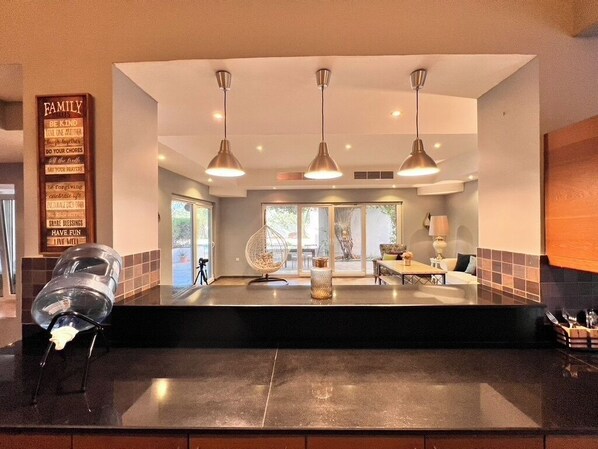 Interior - 6-bedroom B&B, Azaiba beach Muscat with AC/WiFi/22 M lap pool, near restaurants (Muscat)